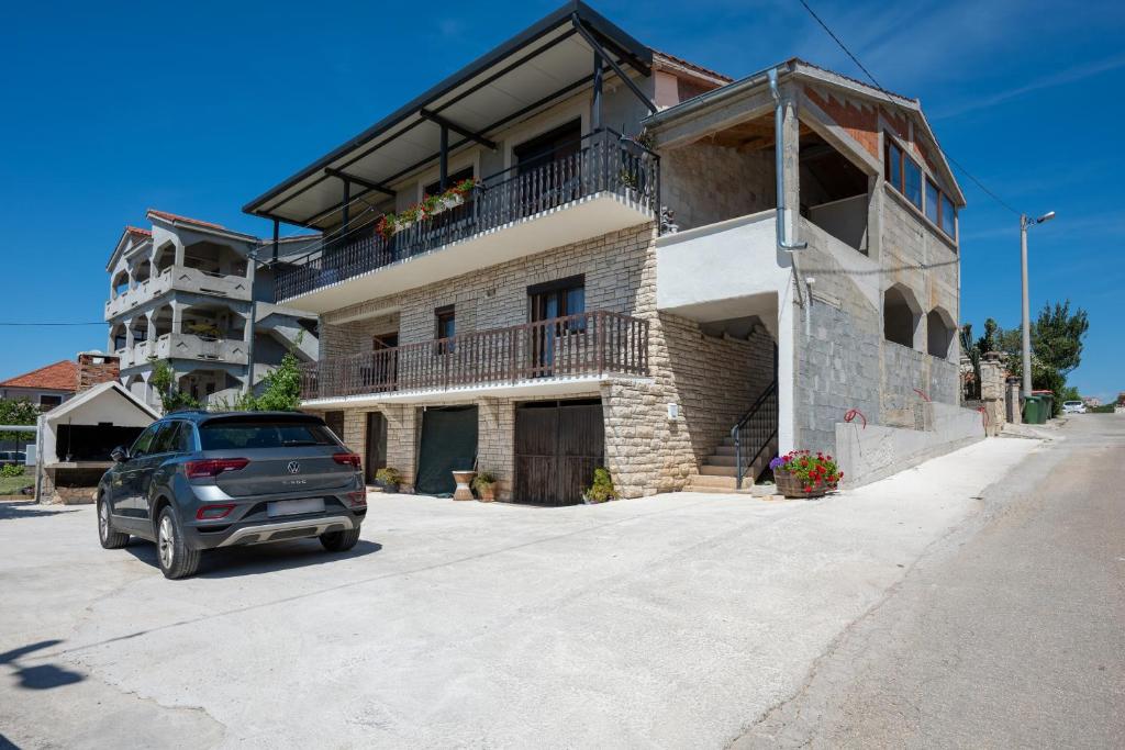 Apartments with parking space Zadar - 25505