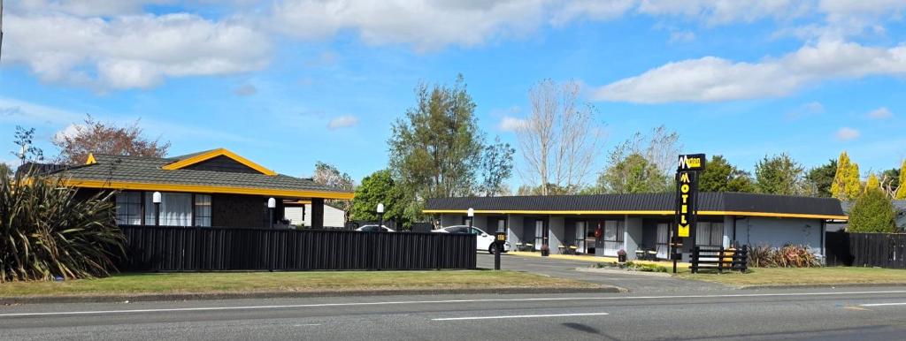 a building on the side of the road at Marton Motel NZ in Marton