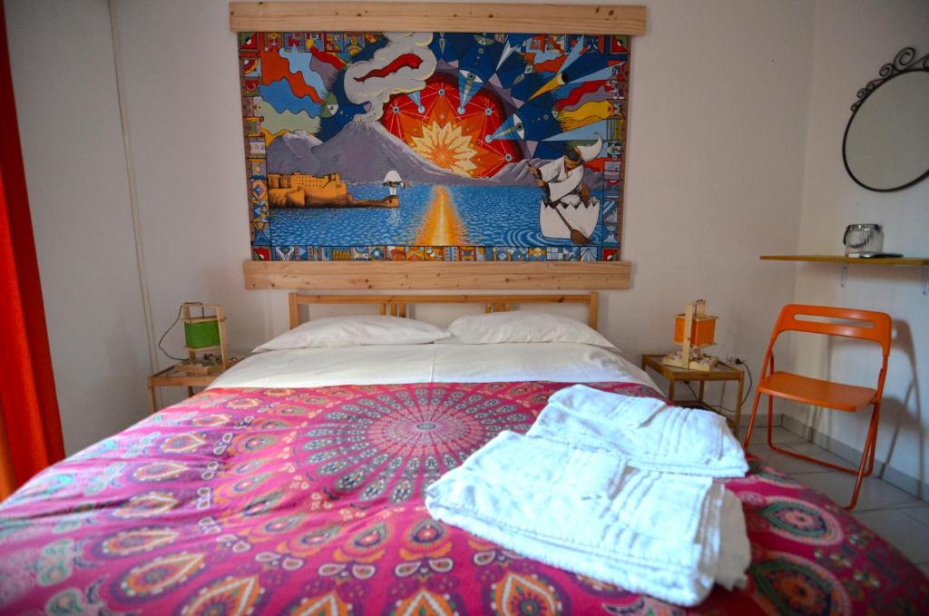 ナポリにあるShine Apartmentのベッドルーム1室(壁に絵画が描かれたベッド1台付)