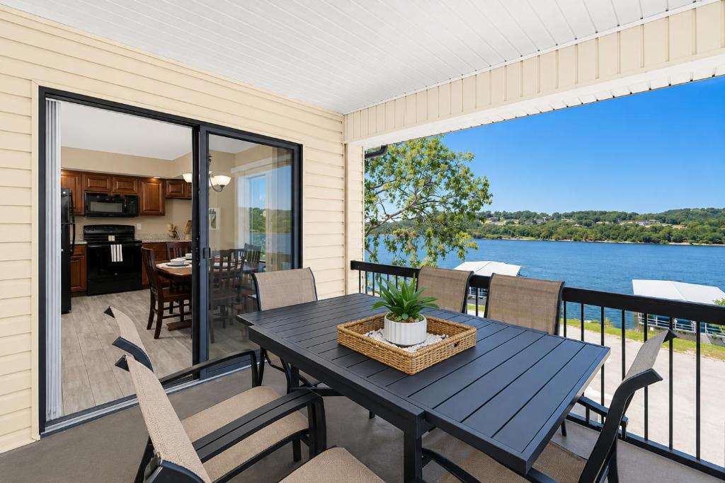 a patio with a table and chairs on a balcony at The Perch at Kimberling Crossing in Kimberling City