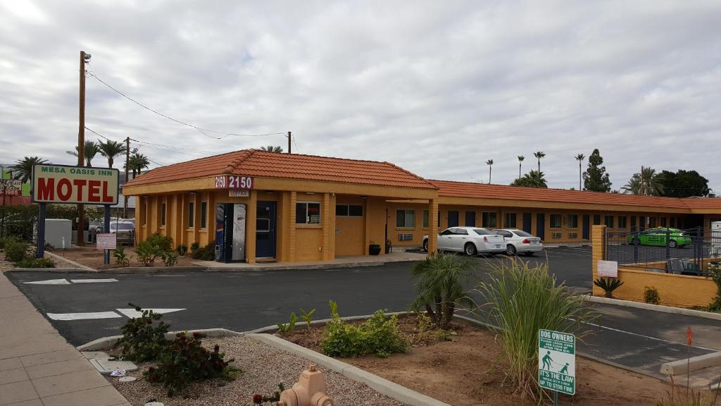 un motel con una macchina parcheggiata di fronte di Mesa Oasis Inn & Motel a Mesa