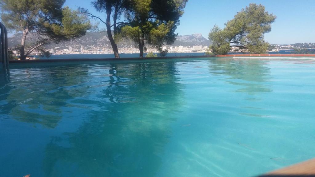 ラ・セーヌ・シュル・メールにあるVilla Les Terrasses Tamaris Les Sablettesの背景の青い水のプール