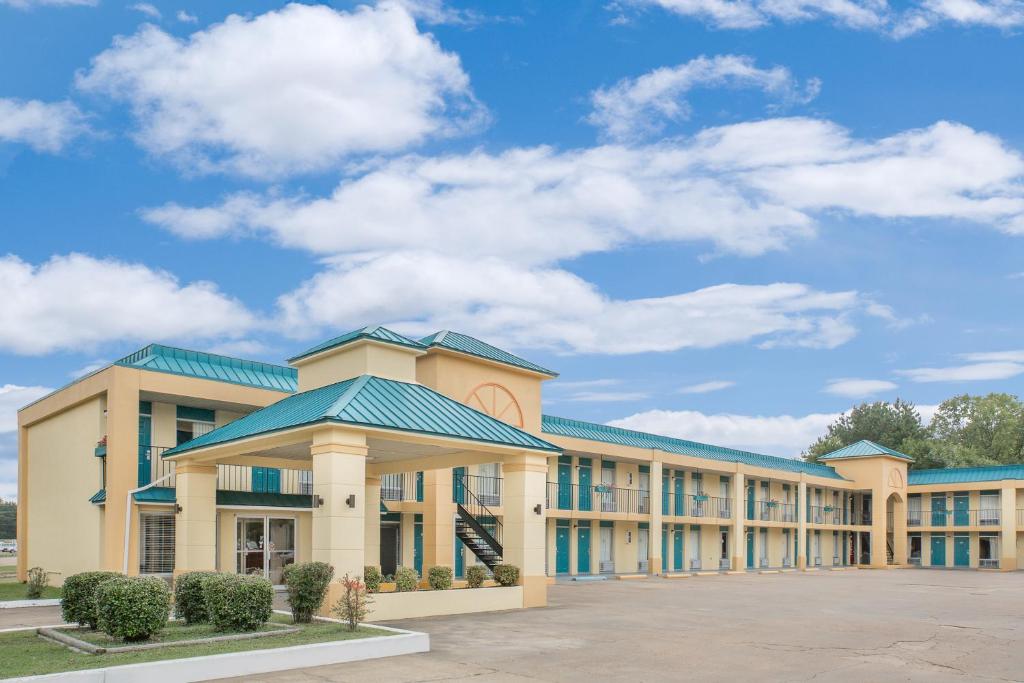 um grande edifício escolar com um telhado azul em America Best Value Inn Kosciusko em Kosciusko