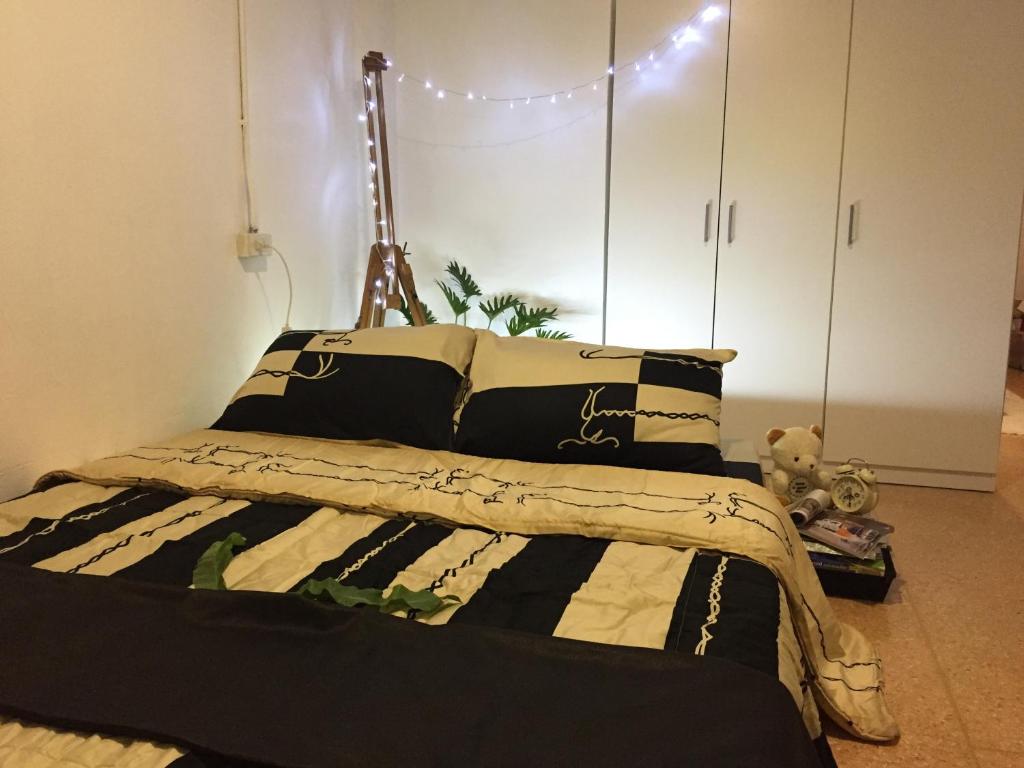 1 dormitorio con 1 cama con almohadas blancas y negras en Sleeping Beauty, en Bangkok