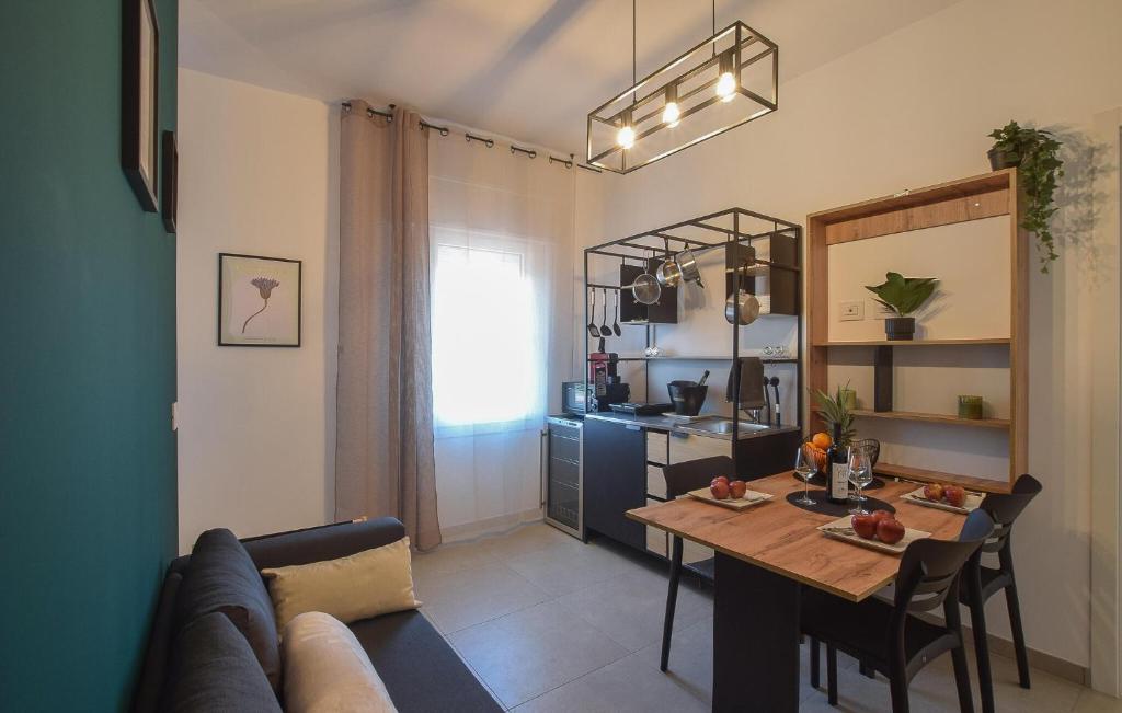 a living room with a table and a kitchen at Le Vele - Contro Fiocco in Rosolina