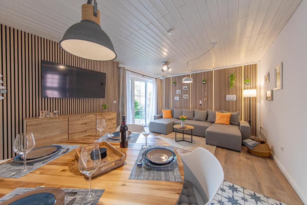 a living room with a couch and a tv at Boutique 54° Nord in Büsum