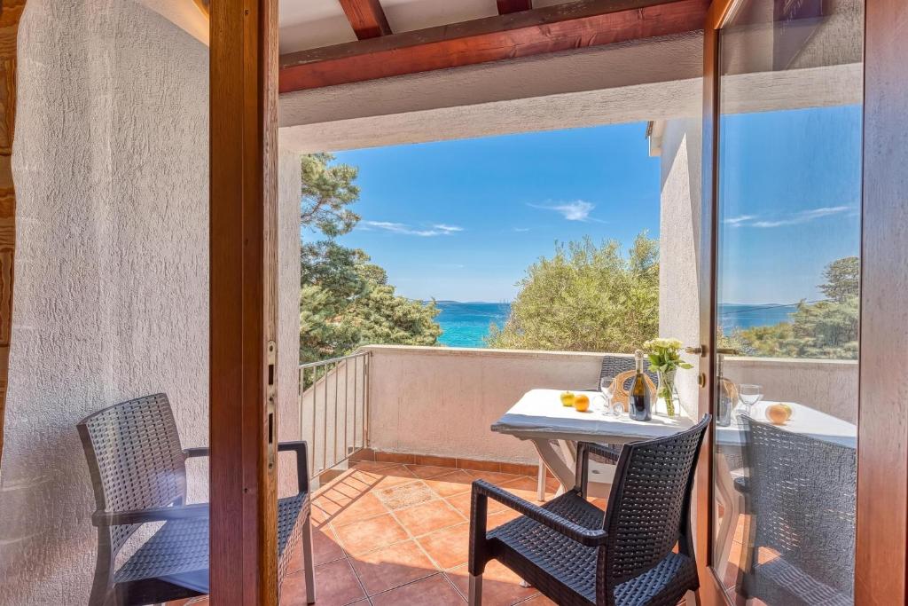 Valdarke Sea View Apartment /w Balcony - Happy Rentals