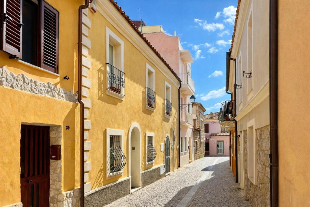 Spacious Renovated 2BR Townhouse Cavour 41, Historic Centre Olbia - Housity