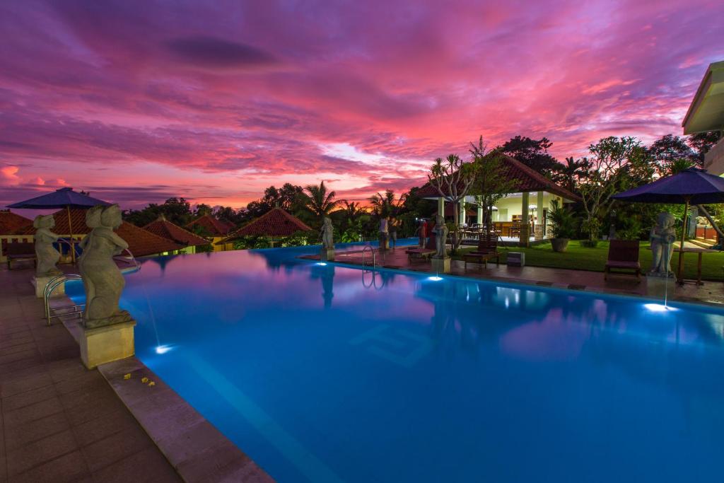 Bazén v ubytování Taman Surgawi Resort & Spa nebo v jeho okolí