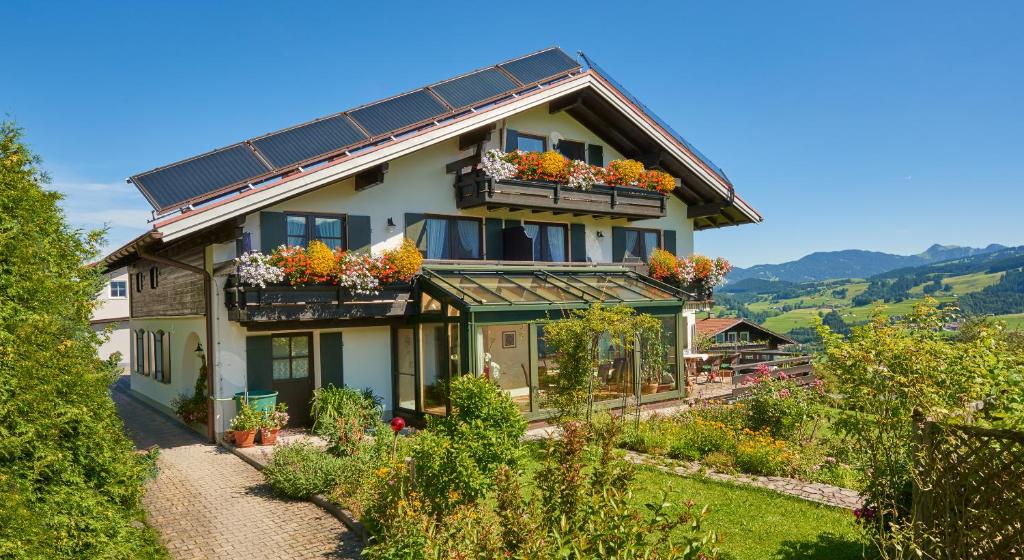 una casa con flores en sus balcones en Haus Bergland, en Fischen