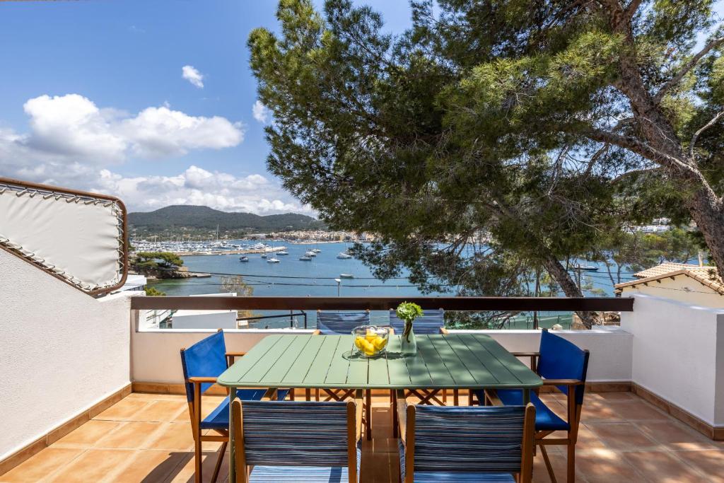 a table and chairs on a balcony with a view of the water at Ancla 1 in Port d'Andratx