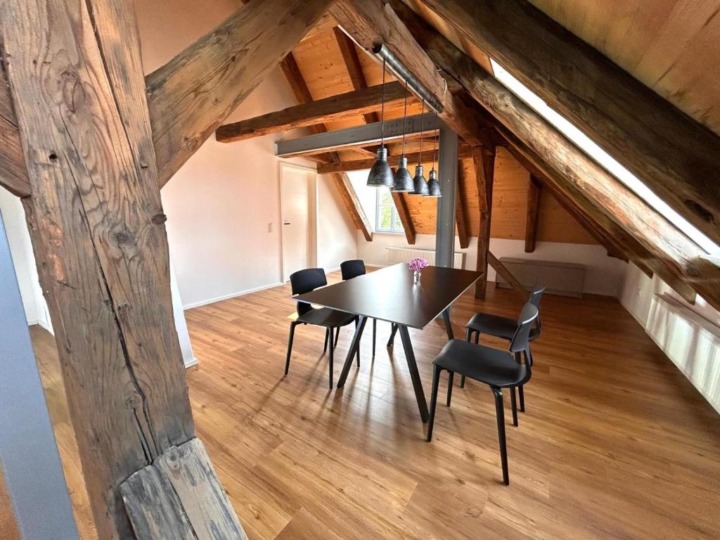 a dining room with a table and chairs at Platzl am Malteser in Amberg