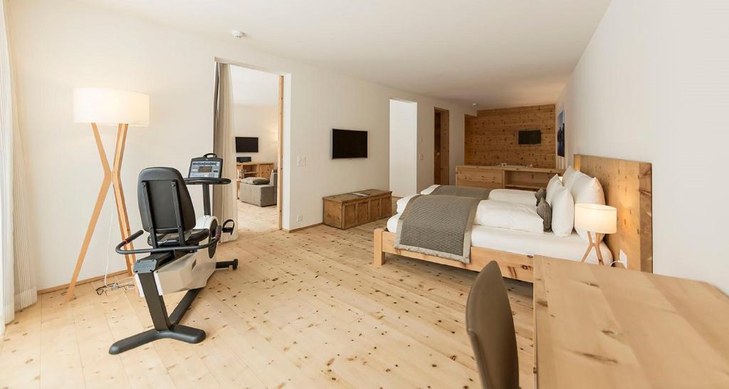 TV a/nebo společenská místnost v ubytování Relais & Châteaux IN LAIN Hotel Cadonau