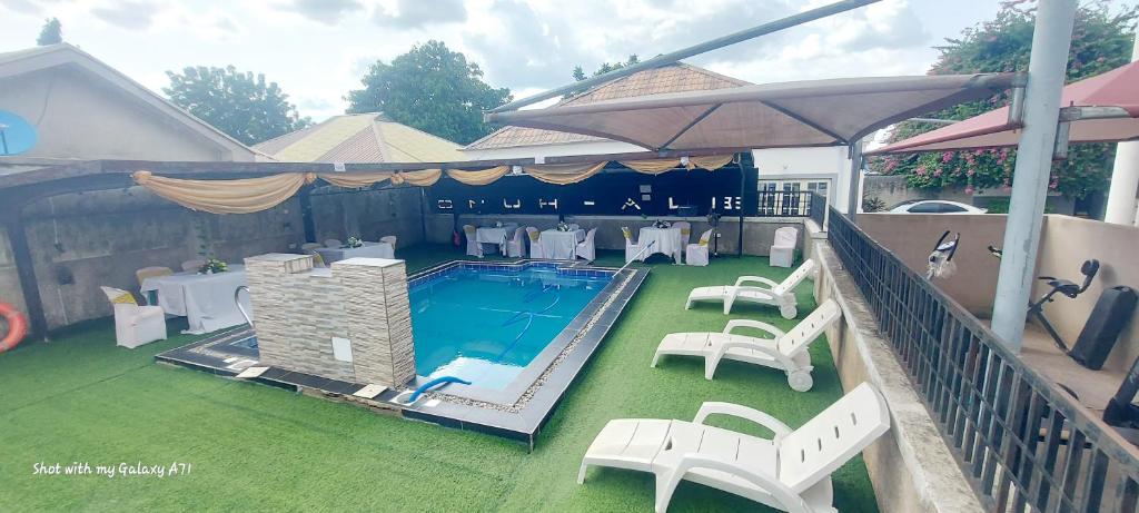 an overhead view of a swimming pool with tables and chairs at Lazeto Hotel and Resorts in Zongon Daji