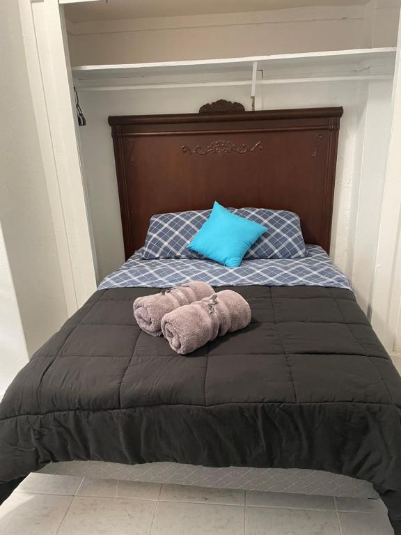 ein Bett mit zwei Handtüchern und einem blauen Kissen in der Unterkunft Mini Studio Apartment in San Juan