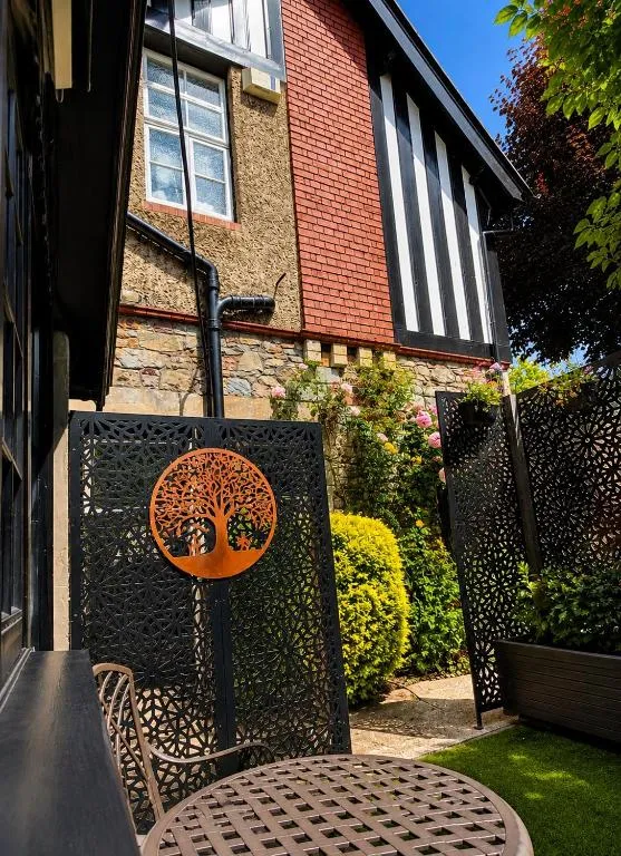 Cosy boutique retreat, courtyard & free parking