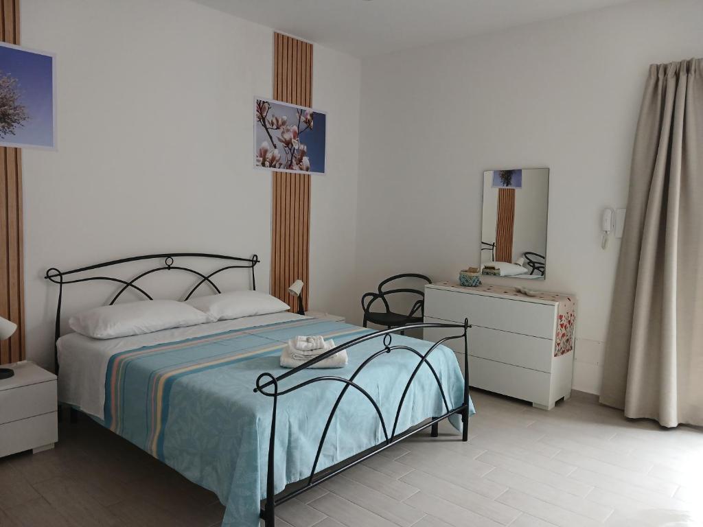 a bedroom with a bed and a dresser and a mirror at Sosta al 101 - Alloggio turistico in Grammichele