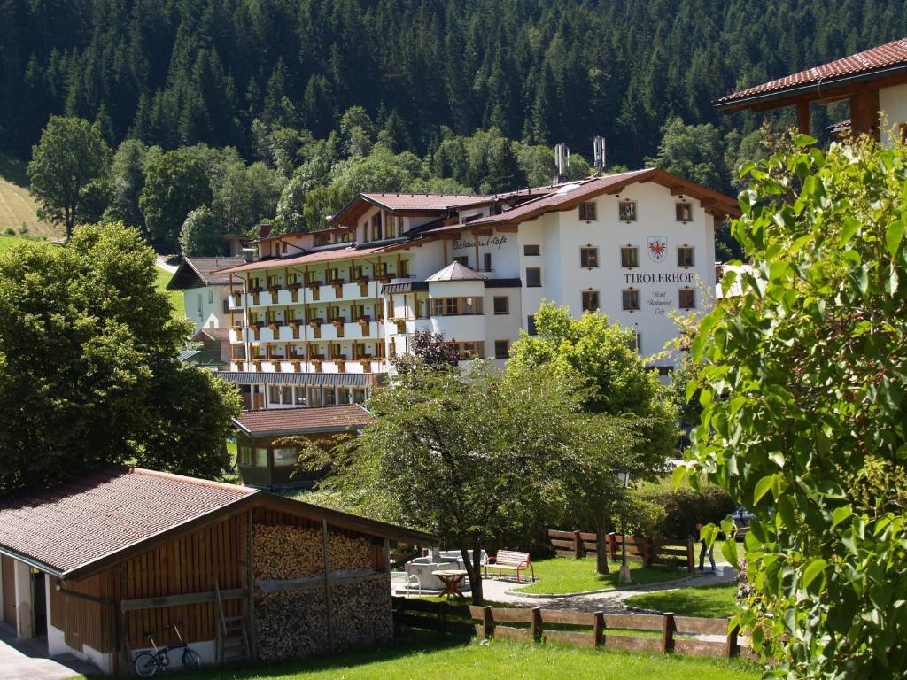 hotel w górskiej wiosce z drzewami w obiekcie Landhotel Tirolerhof - Wildschönau - PREMIUM Card im Sommer w mieście Oberau