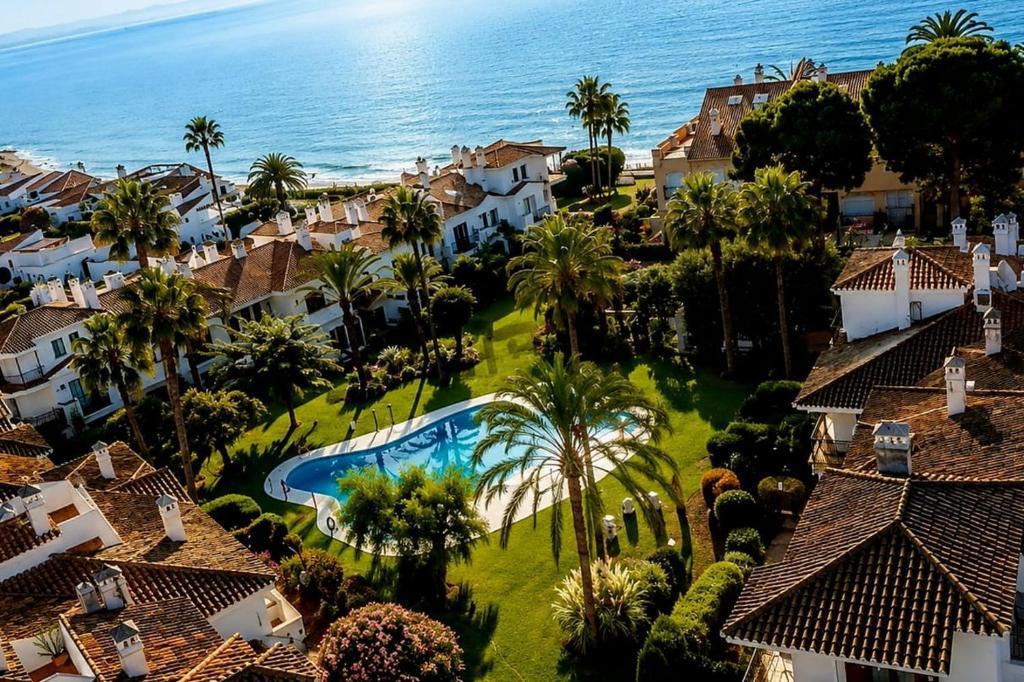 LGDA- E2 Adosado en Primera Línea de Playa con Piscina y Pádel