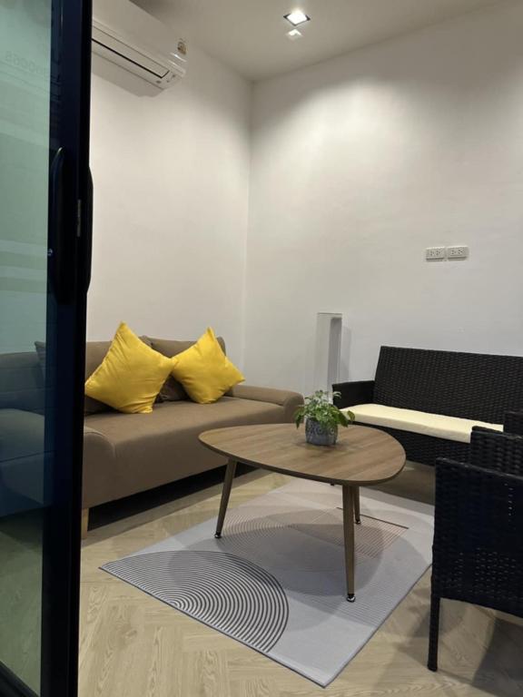 a living room with a couch and a coffee table at Beas Boutique House Khlong Dow in Ko Lanta