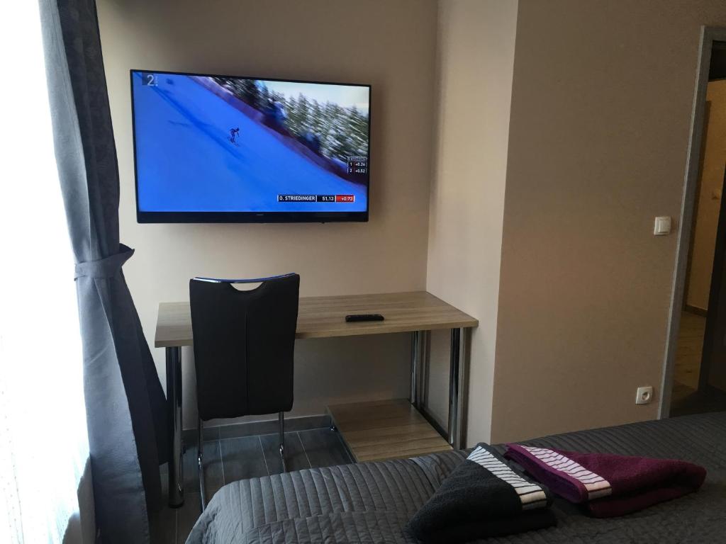 TV a/nebo společenská místnost v ubytování Rooms & Apartments Banjac