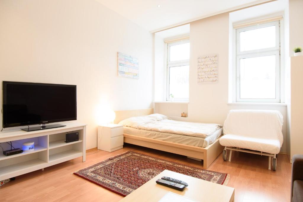 ウィーンにあるVienna Living Apartments - Dampfgasseのリビングルーム(ソファ、薄型テレビ付)
