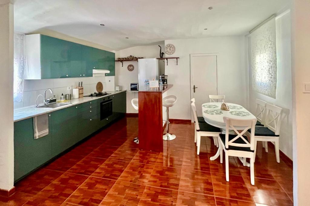 a kitchen and dining room with a table and chairs at Apartamento "El Casco Antiguo" in Xàtiva