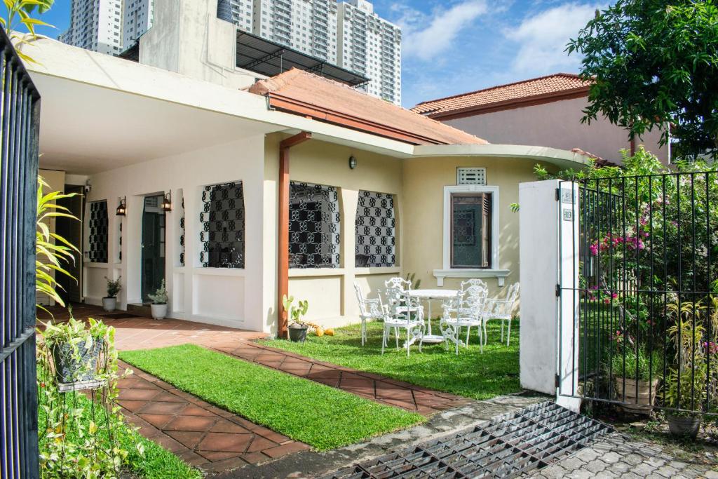 a small house with a garden and a fence at Rodrigo House in Colombo
