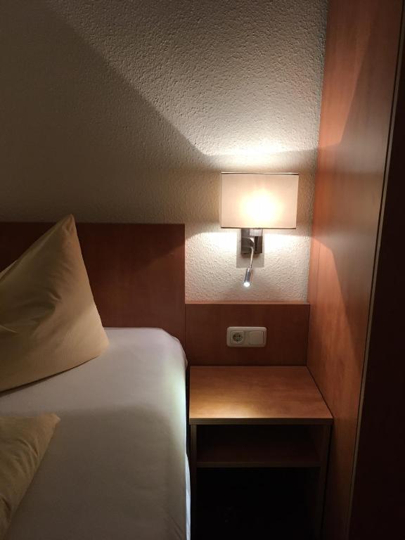 Postel nebo postele na pokoji v ubytování tauwerk Hotel