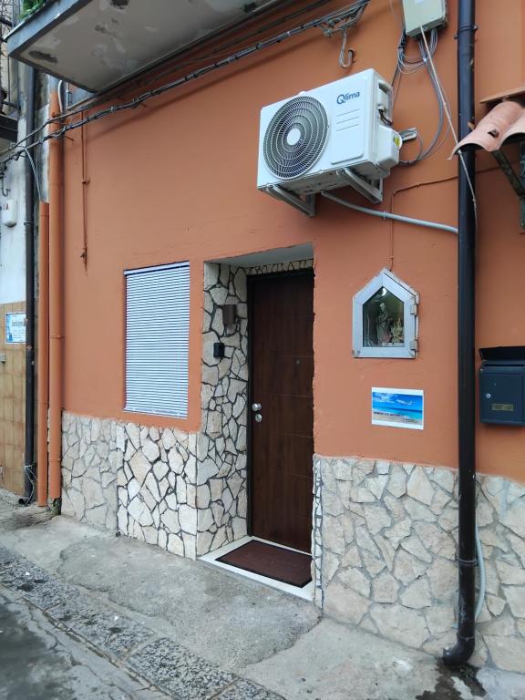 a house with a camera on the side of it at Papale AIRPORT HOUSE in CTA