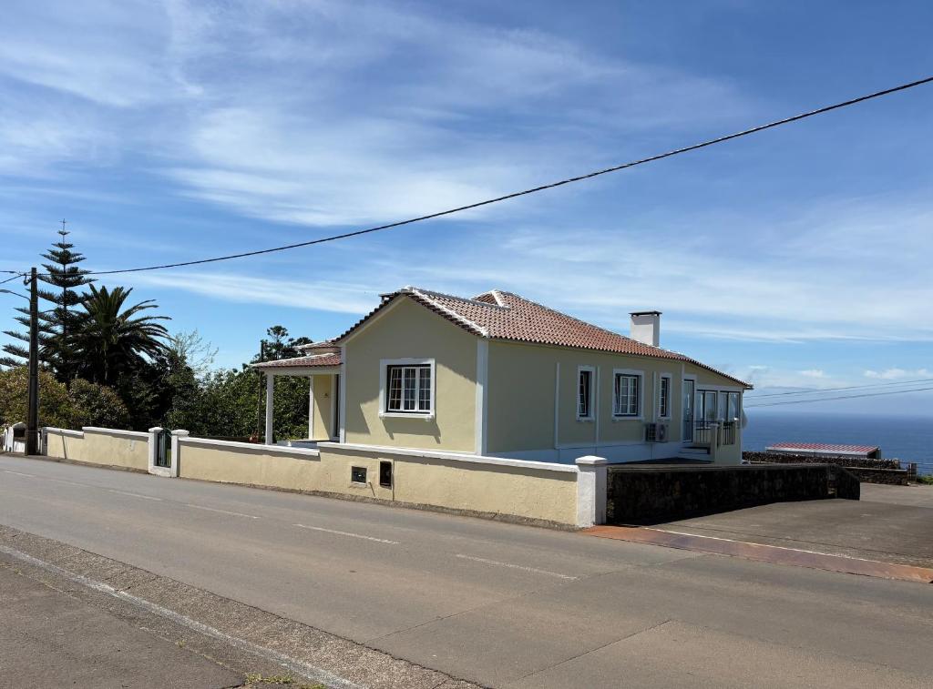 a small house on the side of a road at Retiro da Ribeira in Angra do Heroísmo