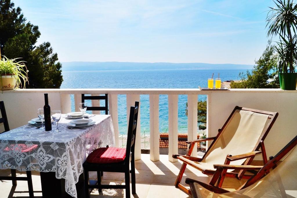 einen Tisch auf einem Balkon mit Meerblick in der Unterkunft Marinero Studio Apartments in Split
