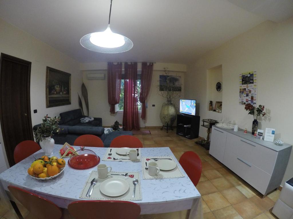 TV a/nebo společenská místnost v ubytování House Etna View