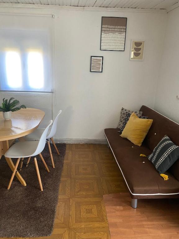 a living room with a couch and a table at Casa Urgueira in Pendilhe