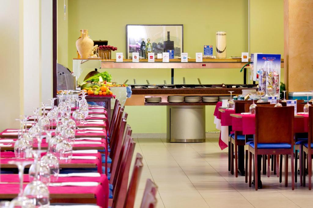 A restaurant or other place to eat at Aparthotel Bahía