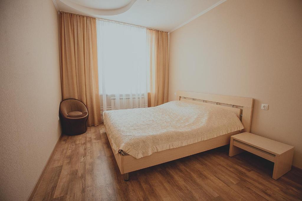 ヴォロネジにあるHotel Novayaのベッドルーム1室(ベッド1台、大きな窓付)
