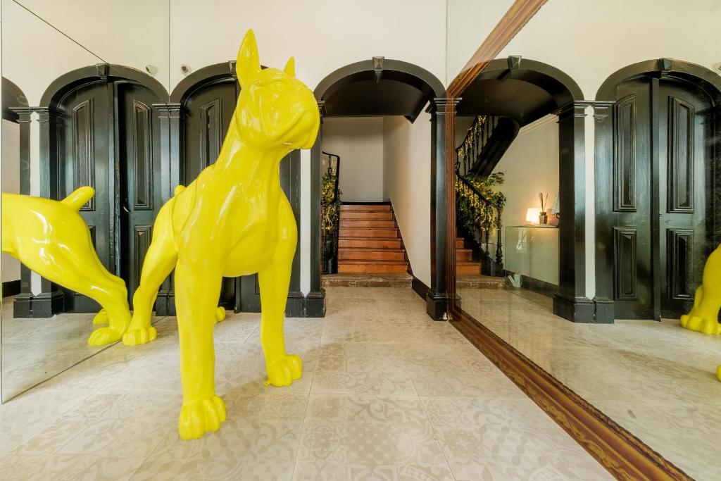 eine gelbe Hundestatue mitten in einem Flur in der Unterkunft RM The Experience - Small Portuguese Hotels in Setúbal