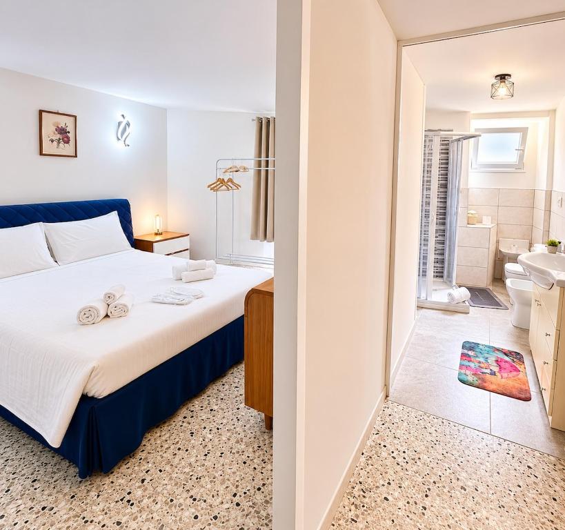 a bedroom with a bed and a bathroom at Tra i laghi lago maggiore e lago d'orta in Invorio Inferiore