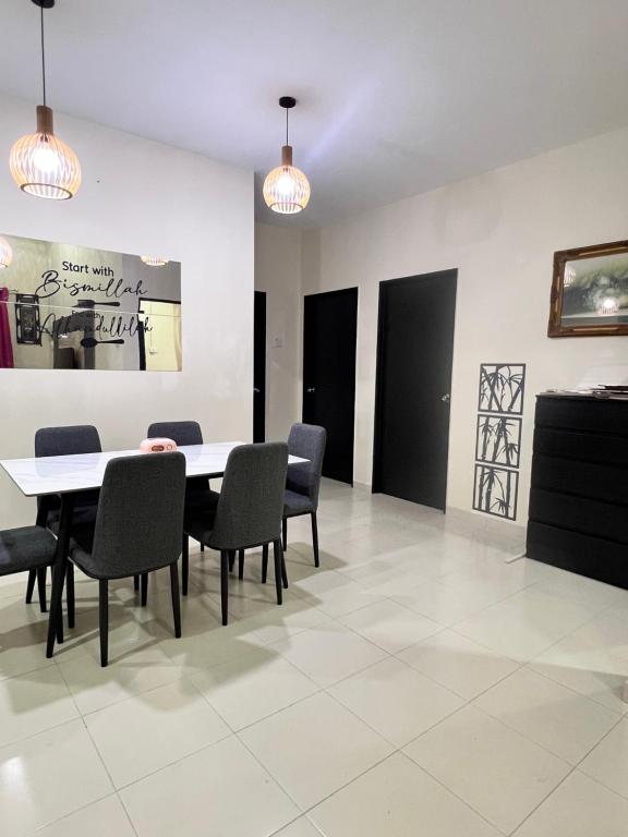 a dining room with a table and chairs at MiD Guest House in Gambang