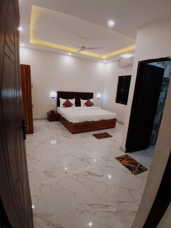 a bedroom with a bed with a marble floor at Hotel Pantao Rishekesh in Rishīkesh