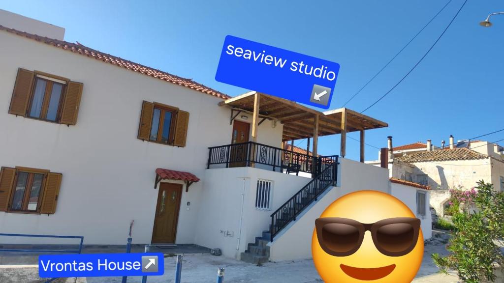 ein Schild vor einem Haus mit einem Smiley in der Unterkunft Vrontas House in Neapolis