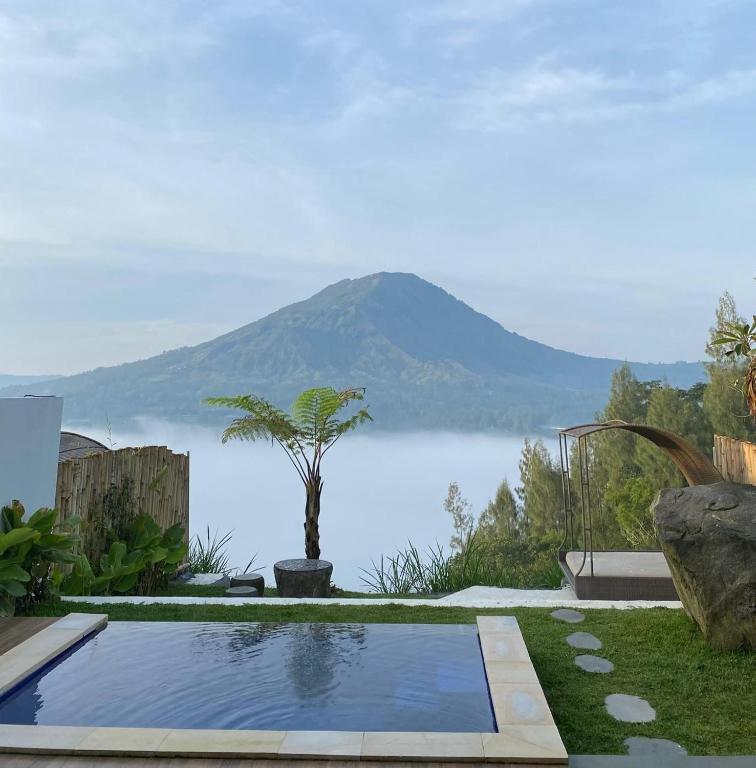 a swimming pool with a view of a mountain at Pinggan Everest Bali in Gretek