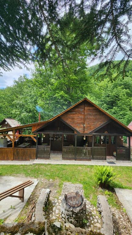 a building with a fire pit in front of it at Cabana Pinolera in Boga