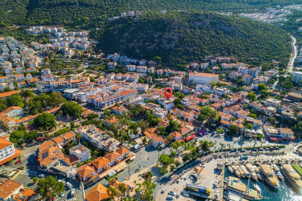 eine Luftaufnahme einer Stadt mit Hafen in der Unterkunft Corte Hotel Kaş in Kaş