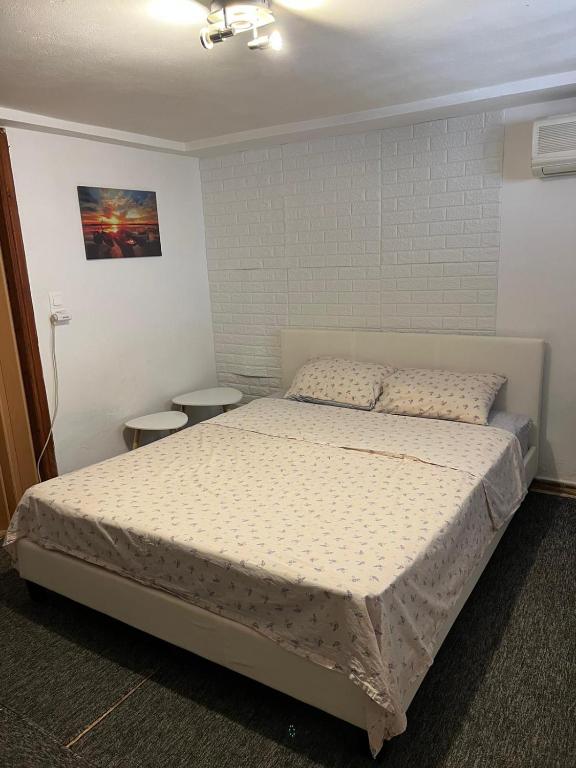 ein Schlafzimmer mit einem großen Bett in einem Zimmer in der Unterkunft Studio Δωμάτιο in Eretria
