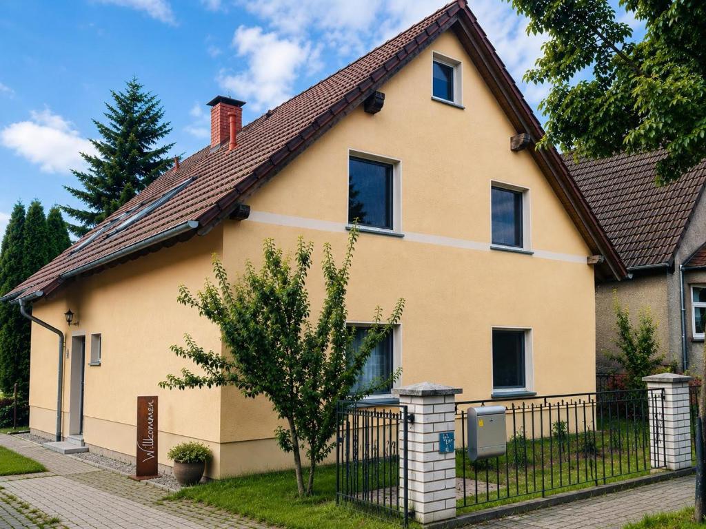a yellow house with a brown roof at Zum alten Hafen Wesenberg in Wesenberg