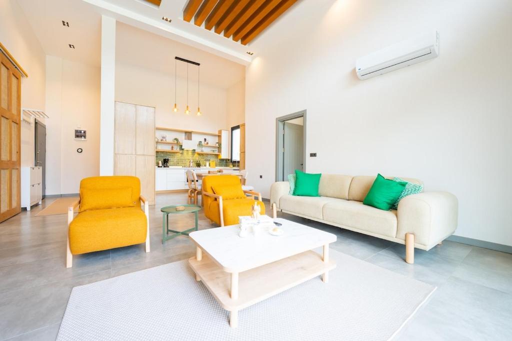 a living room with two chairs and a table at Villa Palma 2 in Beyobası