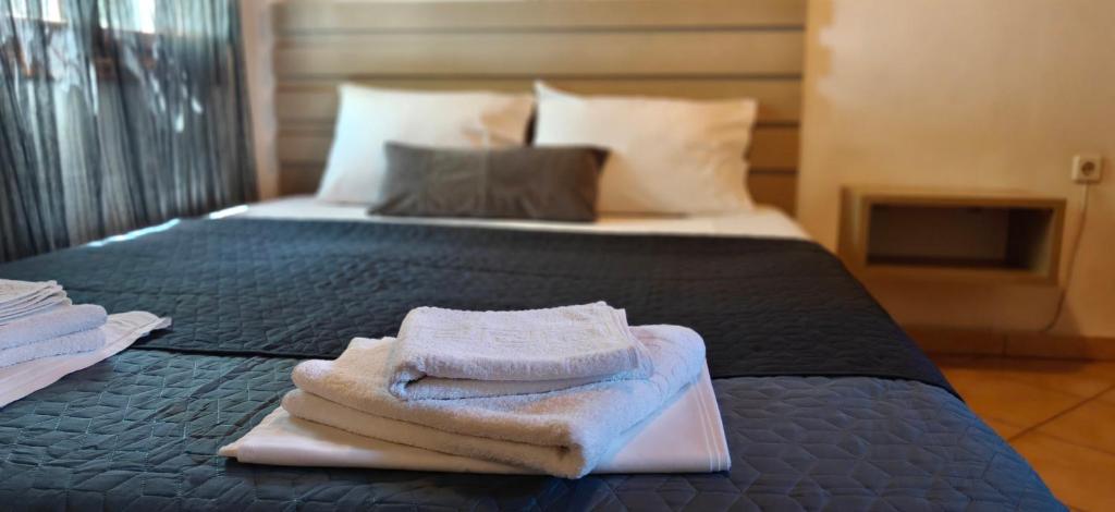ein Hotelzimmer mit einem Bett, auf dem Handtücher liegen in der Unterkunft Dalis House in Astris