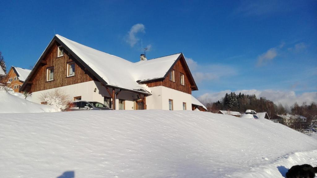 ヴィートコヴィツェにあるPenzion Kabourekの雪に覆われた家