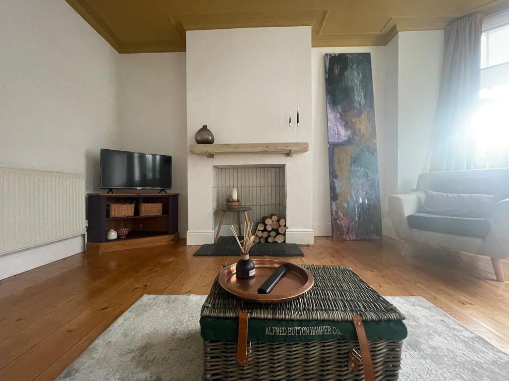 a living room with a coffee table and a couch at Cozy House in Crookes in Walkly